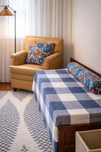 Casa charmosa em condomínio com piscina, churrasqueira e 3 banheiros a 5 min da praia em Manguinhos