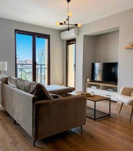 Large Luxury Holiday Apartment with Sea Views, Pool, Gym & Free Parking