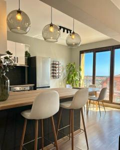 Large Luxury Holiday Apartment with Sea Views, Pool, Gym & Free Parking