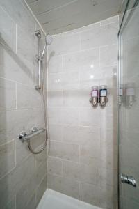 The Tartan Residence Sleep 6, City Centre!