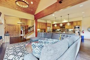 Luxe 3BR Mountain Escape in Schaffers Mill - Premier Tahoe Retreat