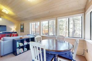 Classic cabin comfort in the pines - well-equipped and family approved