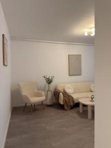 Modern Bright City Apartment Self check in