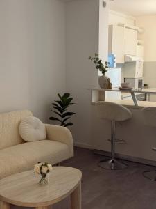 Modern Bright City Apartment Self check in