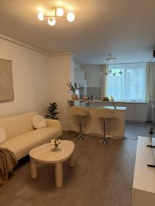 Modern Bright City Apartment Self check in