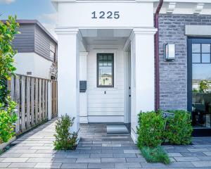 1225 W Balboa Blvd A & B - Coastal Luxury- Remodeled Duplex withRooftop Deck