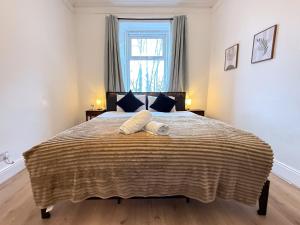 2BR Glasgow Flat - King & Super King - Fireplace