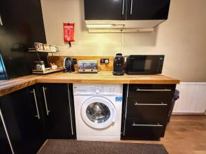 2BR Glasgow Flat - King & Super King - Fireplace