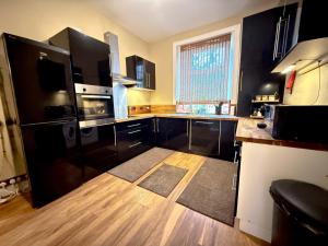 2BR Glasgow Flat - King & Super King - Fireplace