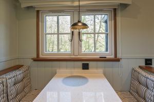 Bluebell Wood Shepherds Hut Cosy Woodland Retreat
