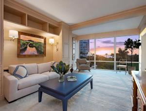Spacious Beachfront Condo