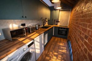 Central Apt , Balcony , Walk to Bars and Shops