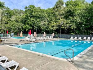 Pocono Escape Fire Pit Game Room Lake Access