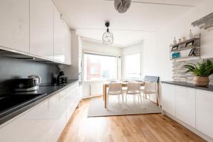 Bright & Comfy 79m2 2BR Apartment with Sauna and Balcony