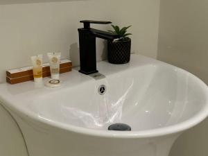 Two Bedroom Modern apartment with fine furniture, integrated services and a special location