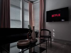 Spacious King 1 BDRM Central Magnolia Hospital District