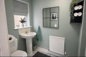 5 BR house in Leeds - sleeps 11 guests 3 bath Parking - Contractors or groups welcome