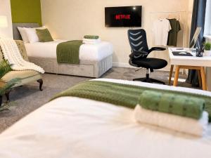 5 BR house in Leeds - sleeps 11 guests 3 bath Parking - Contractors or groups welcome