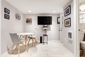 1-BR Pad in the Heart of Petworth - Walk to METRO