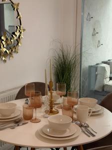 Elegant Central Apartment Balcony & City View