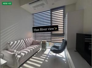 OPEN2-Hongik Hapjeong Station 2 minutes-Luxury hotel style-Panoramic Han River View-Queen bed for 2 people-Comfortable sofa OTT