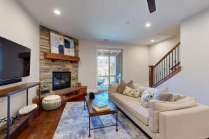 Spacious townhouse with community pool balcony & gym - close to Hideout