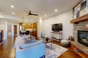 Spacious townhouse with community pool balcony & gym - close to Hideout