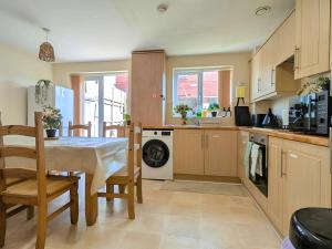 Spacious 4BR Home Near Central Liverpool Parking