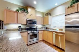Dog-Friendly Condo with Great Kitchen Pool & Hot Tub - Close to Skiing
