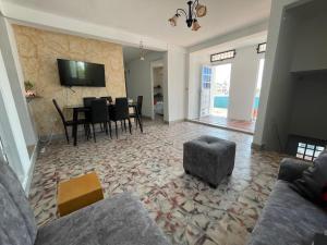 Habitaciones amobladas con baño privado