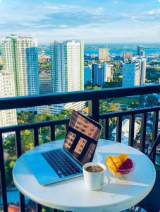 Balcony Studio 28 in Ayala Cebu Business Park with fast wifi