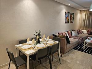 Top-Floor 3BR in Maarif, City View, AC & Parking