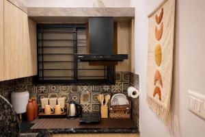 Luxe Earthy Cozy 1BHK, 43 inch SmartTV, Wi-Fi, AC, near Bombay Hospital