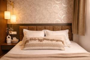 Luxe Earthy Cozy 1BHK, 43 inch SmartTV, Wi-Fi, AC, near Bombay Hospital
