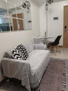 2BR Apartment plus parking Near NAIA