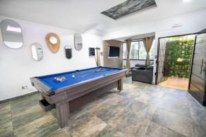 Provenza! Golden Jacuzzi - 5BR only 1 Block from lleras