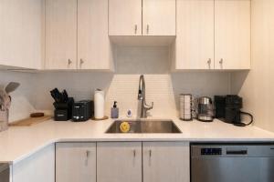 Highrise King Condo With Home Cinema - Pool,Gym,Bowling Alley,Hot Tub, Sauna,Lounge