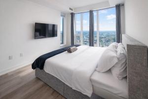 Highrise King Condo With Home Cinema - Pool,Gym,Bowling Alley,Hot Tub, Sauna,Lounge