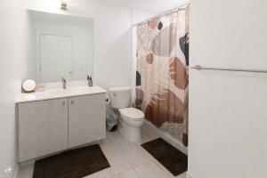 Highrise King Condo With Home Cinema - Pool,Gym,Bowling Alley,Hot Tub, Sauna,Lounge