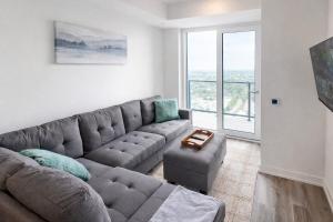 Highrise King Condo With Home Cinema - Pool,Gym,Bowling Alley,Hot Tub, Sauna,Lounge