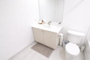 Highrise King Condo With Home Cinema - Pool,Gym,Bowling Alley,Hot Tub, Sauna,Lounge