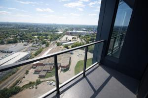 Highrise King Condo With Home Cinema - Pool,Gym,Bowling Alley,Hot Tub, Sauna,Lounge