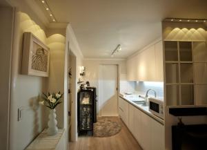 Newly opened 5 minutes from Hongdae Street 5 minutes from Hapjeong Station Premium Room for 6 People Luxury Dining Room Luggage Storage