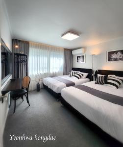 Newly opened 5 minutes from Hongdae Street 5 minutes from Hapjeong Station Premium Room for 6 People Luxury Dining Room Luggage Storage