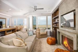 Beachfront Bliss • Rooftop Ocean Views 204 EOF B home
