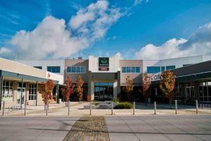 Modern Cozy Townhome with Balcony at Central Location