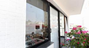 Căn hộ studio xinh xắn với ban công và bồn tắm