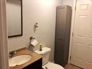3 Bdrm Basement w kitchen-40 mins to downtown-Sleeps 8