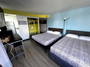Paradise QueenSize Waikiki Seaside Monarch Hotel Studio Near Waikiki - Mountain and City View - Full Kitchen