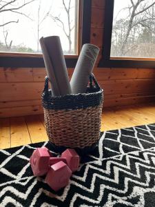Smoky Summer Escape 3BR Cabin 15 min to Dollywood Hot tub wifi grill deck